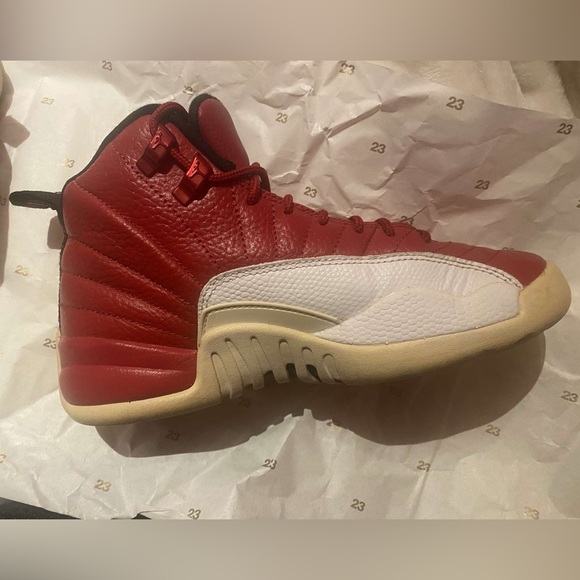 JORDAN 12s size 4Y - Picture 7 of 9